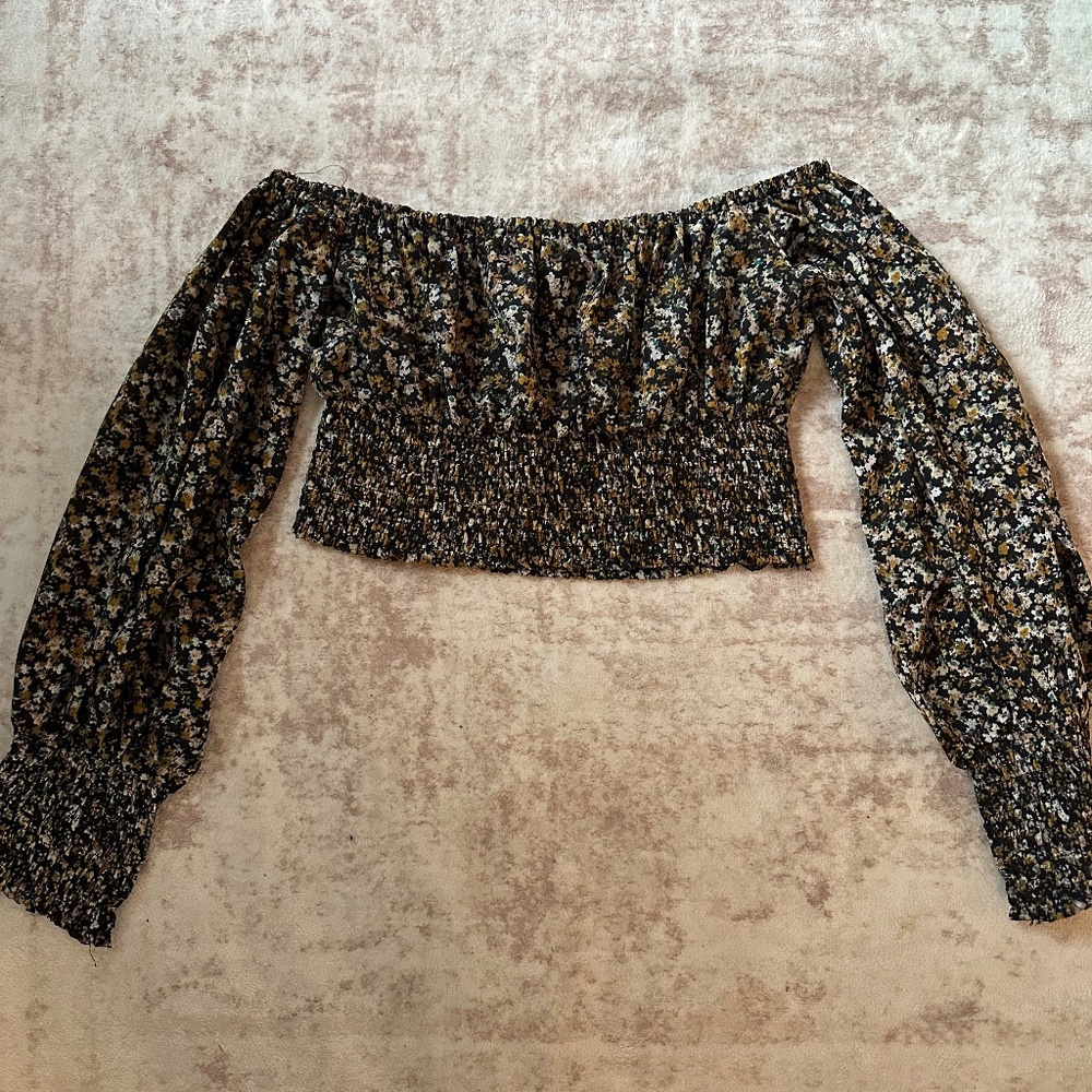 Off shoulder long sleeve crop top
